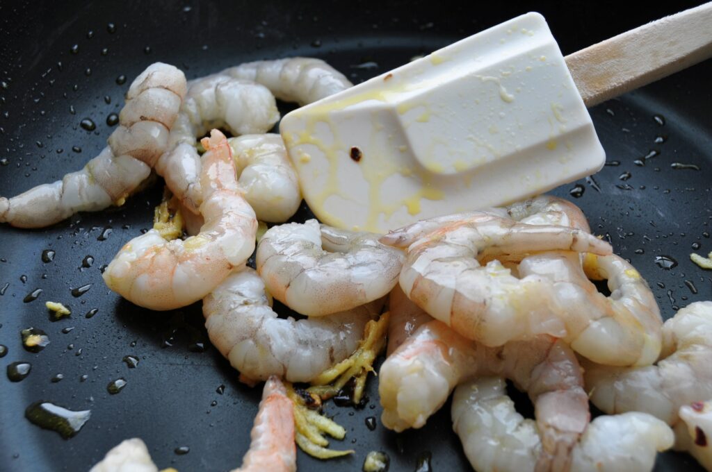 Mange tout cook prawns web