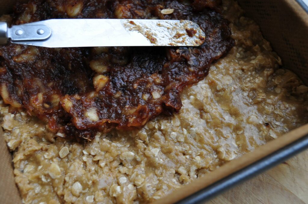 Apple & date oaty bars - spread fruit over base web