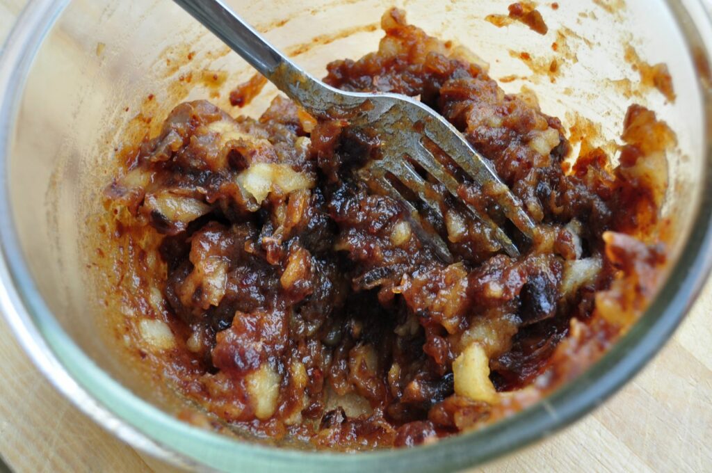 Mash apple in dates - web